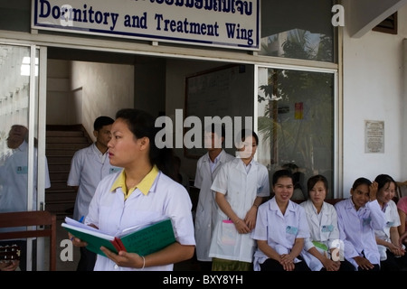 Das Pflegepersonal der Schlafsaal und Behandlung Flügel ist im National Rehabilitation Center in Vientiane, Laos gesammelt. Stockfoto