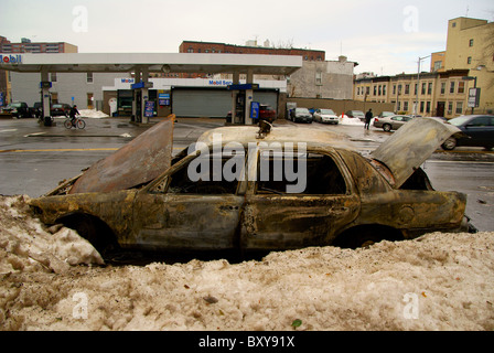 Gelbes Taxi, das in New York niedergebrannt Stockfoto