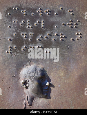 Ein Bronzerelief Skulptur der Blindenschrift und ein Mann Profil Stockfoto