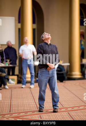 Eine Mitte im Alter von kaukasischen männlichen nachschlagen Stockfoto