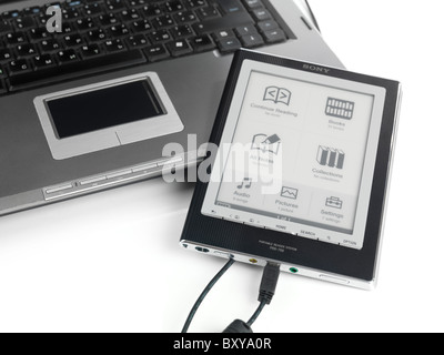 Sony Reader an einen Laptop-Computer über USB angeschlossen. Portable Reader PRS-700 System. Isoliert auf weißem Hintergrund. Stockfoto