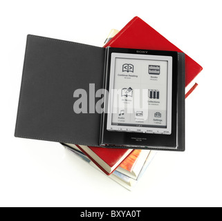 Sony Reader e-Book Reader auf einem Haufen von Hardcover-Büchern. Portable Reader PRS-700 System. Isoliert auf weißem Hintergrund Stockfoto