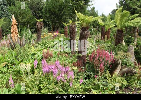 Mount Pleasant Gardens, England. Sommer Blick auf Mount Pleasant Gardens, mit einer Skulptur aus Holz Assistent im Hintergrund. Stockfoto