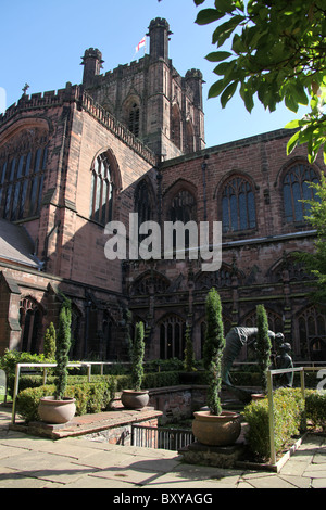 Von Chester, England. Chester Cathedral Klostergarten mit Stephen Broadbent, Wasser des Lebens Bronze Wasserskulptur. Stockfoto