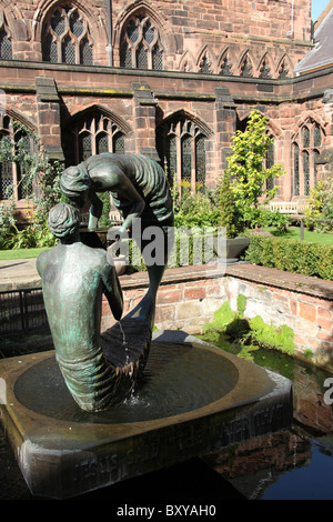 Von Chester, England. Chester Cathedral Klostergarten mit Stephen Broadbent, Wasser des Lebens Bronze Wasserskulptur. Stockfoto