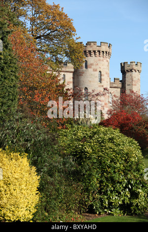 Cholmondeley Schlossgärten. Malerische herbstliche Aussicht auf Cholmondeley Schlossgarten mit dem Schloss im Hintergrund. Stockfoto