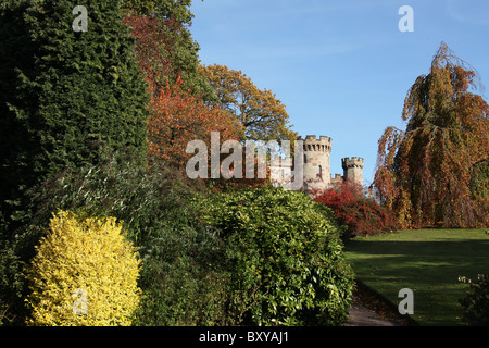 Cholmondeley Schlossgärten. Malerische herbstliche Aussicht auf Cholmondeley Schlossgarten mit dem Schloss im Hintergrund. Stockfoto