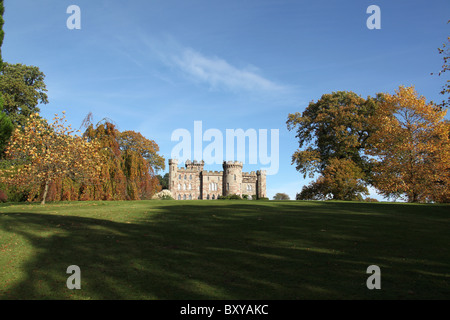 Cholmondeley Schlossgärten. Malerische herbstliche Aussicht auf Cholmondeley Schlossgarten mit dem Schloss im Hintergrund. Stockfoto