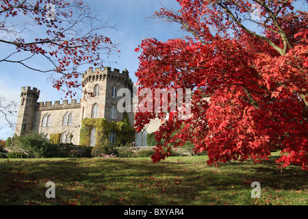 Cholmondeley Schlossgärten. Malerische herbstliche Aussicht auf Cholmondeley Schlossgarten mit dem Schloss im Hintergrund. Stockfoto