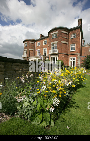 Rode Hall Country House and Gardens. Sommer-Blick auf die Grenzen und Blumenbeete vor Rode Hall Landhaus. Stockfoto