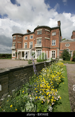 Rode Hall Country House and Gardens. Sommer-Blick auf die Grenzen und Blumenbeete vor Rode Hall Landhaus. Stockfoto