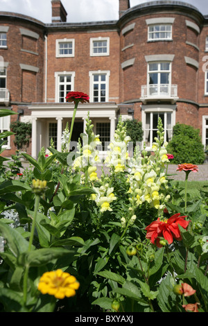 Rode Hall Country House and Gardens. Sommer-Blick auf die Grenzen und Blumenbeete vor Rode Hall Landhaus. Stockfoto