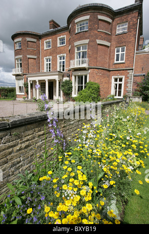 Rode Hall Country House and Gardens. Sommer-Blick auf die Grenzen und Blumenbeete vor Rode Hall Landhaus. Stockfoto