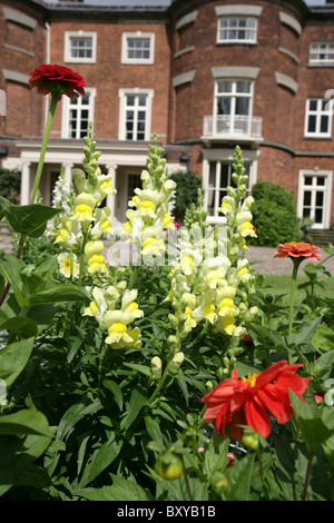 Rode Hall Country House and Gardens. Sommer-Blick auf die Grenzen und Blumenbeete vor Rode Hall Landhaus. Stockfoto