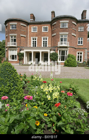 Rode Hall Country House and Gardens. Sommer-Blick auf die Grenzen und Blumenbeete vor Rode Hall Landhaus. Stockfoto