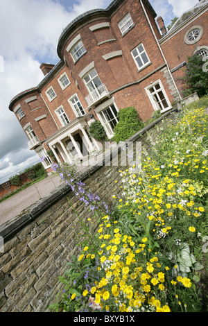 Rode Hall Country House and Gardens. Sommer-Blick auf die Grenzen und Blumenbeete vor Rode Hall Landhaus. Stockfoto