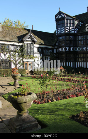 Gawsworth Old Hall, England. Herbstlicher Blick auf Gawsworth Garten mit Gawsworth Old Hall im Hintergrund. Stockfoto