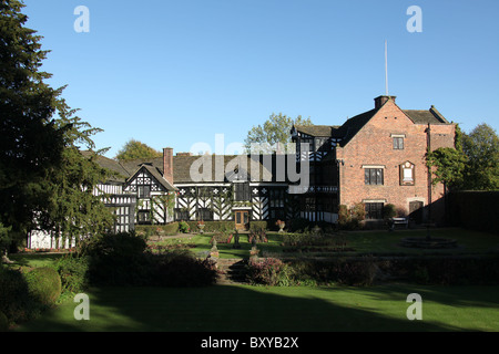 Gawsworth Old Hall, England. Herbstlicher Blick auf Gawsworth Garten mit Gawsworth Old Hall im Hintergrund. Stockfoto