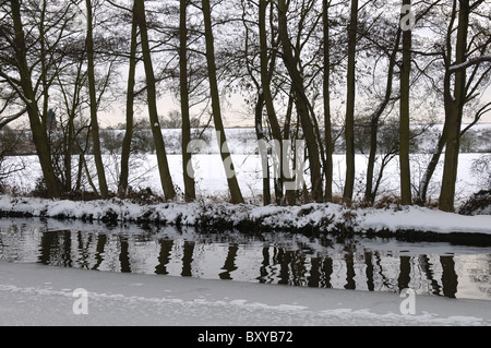 Erlen von Grand Union Canal im Winter mit Schnee, Warwickshire, UK Stockfoto