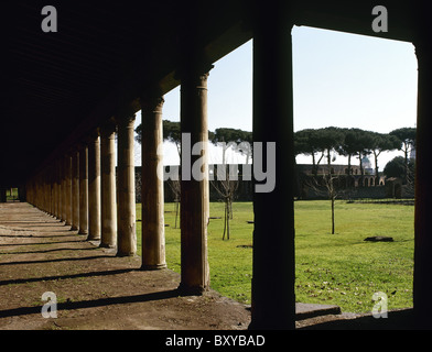 Italien. Pompeji. Toller Fitnessraum. 1. Jahrhundert n. Chr. Portikus mit ionischen Säulen. Stockfoto