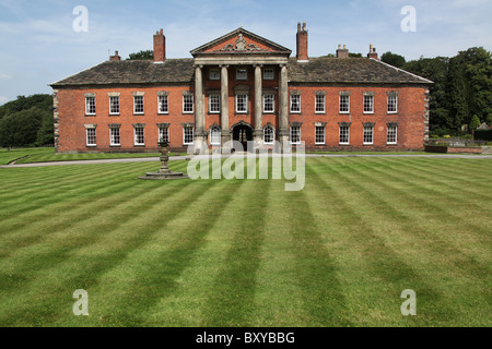 Adlington Hall & Gärten, England. Spätsommer-Blick auf den Rasen und Süden front georgischen außen Adlington Hall. Stockfoto