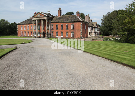 Adlington Hall & Gärten, England. Spätsommer-Blick auf den Rasen und Süden front georgischen außen Adlington Hall. Stockfoto