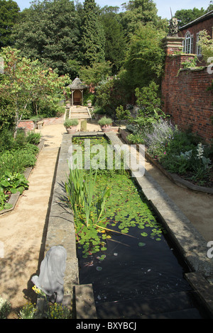 Adlington Hall & Gärten, England. Spätsommer-Blick auf Adlington Hall Vater Tiber Garten. Stockfoto