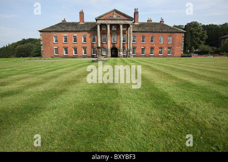 Adlington Hall & Gärten, England. Spätsommer-Blick auf den Rasen und Süden front georgischen außen Adlington Hall. Stockfoto