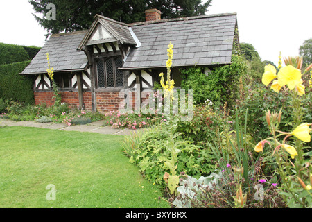 Arley Hall & Gärten, England. Sommer-Blick auf den Tee Cottage und Strauch Rosengarten Arley Hall. Stockfoto