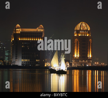 Daus mit ihren Segeln angehoben vertäut Cultural Village in West Bay, Doha, Katar, schlagt die Skyline der Stadt hinter sich. Stockfoto