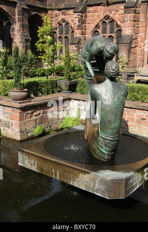 Von Chester, England. Chester Cathedral Klostergarten mit Stephen Broadbent, Wasser des Lebens Bronze Wasserskulptur. Stockfoto