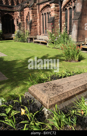 Von Chester, England. Sommer Blick auf Chester Cathedral Klostergarten. Stockfoto