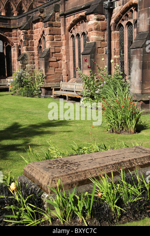 Von Chester, England. Sommer Blick auf Chester Cathedral Klostergarten. Stockfoto