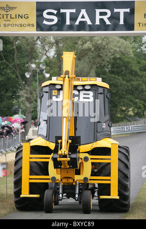 Cholmondeley Schlossgärten. Die JCB GT Dragster an der Startlinie des Cholmondeley Castle Pageant of Power-Rennstrecke. Stockfoto