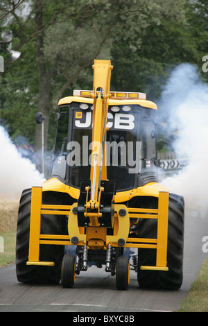 Cholmondeley Schlossgärten. Die JCB GT Dragster an der Startlinie des Cholmondeley Castle Pageant of Power-Rennstrecke. Stockfoto