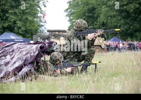 Cholmondeley Schlossgärten. Britische Armee Assault Demonstration am Cholmondeley Castle Pageant of Power. Stockfoto