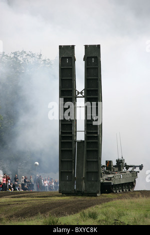 Cholmondeley Schlossgärten. Britische Armee Assault Demonstration am Cholmondeley Castle Pageant of Power. Stockfoto