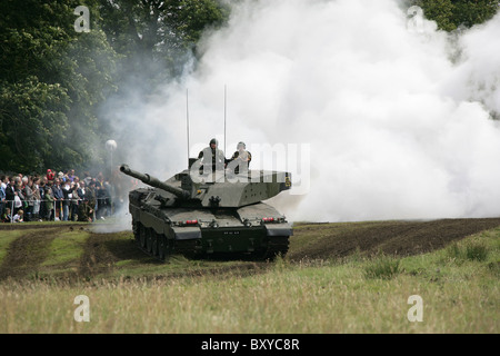 Cholmondeley Schlossgärten. Britische Armee Assault Demonstration am Cholmondeley Castle Pageant of Power. Stockfoto