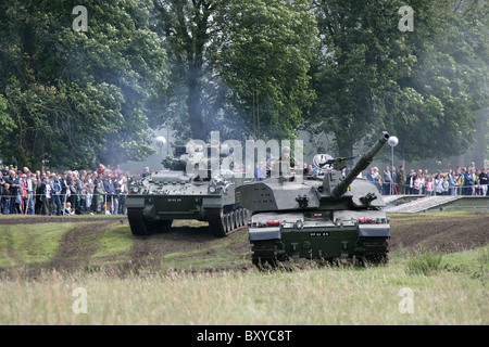 Cholmondeley Schlossgärten. Britische Armee Assault Demonstration am Cholmondeley Castle Pageant of Power. Stockfoto