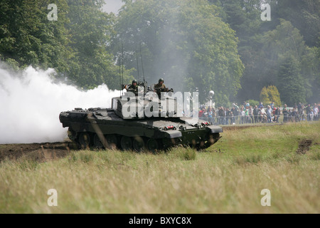 Cholmondeley Schlossgärten. Britische Armee Assault Demonstration am Cholmondeley Castle Pageant of Power. Stockfoto