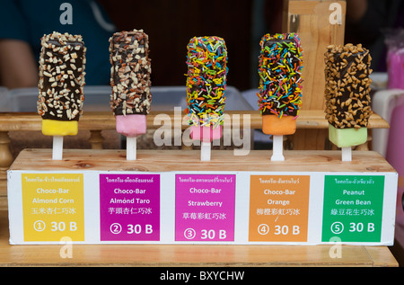 Schokolade Eis essen Stall Chatuchak Markt Bangkok Thailand Stockfoto