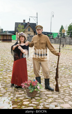 Paar Lady und Soldat auf Retro-Stil Bild gezeigt. Kostüme entsprechen die Zeiten Weltkrieg I. Foto gemacht im Kino City Cin Stockfoto