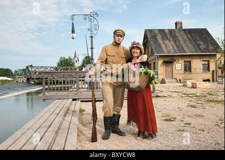 Paar Lady und Soldat auf Retro-Stil Bild gezeigt. Kostüme entsprechen die Zeiten Weltkrieg I. Foto gemacht im Kino City Cin Stockfoto