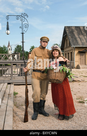 Paar Lady und Soldat auf Retro-Stil Bild gezeigt. Kostüme entsprechen die Zeiten Weltkrieg I. Foto gemacht im Kino City Cin Stockfoto