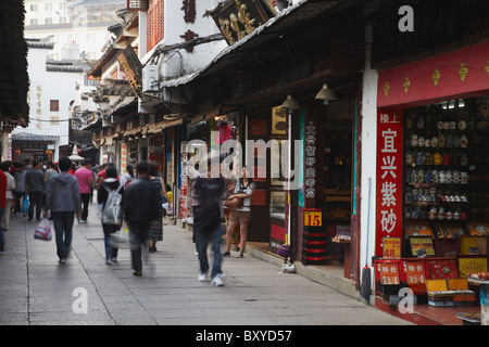 Menschen zu Fuß vorbei an Andenken Stände, Fuzi Miao Bereich, Nanjing, Jiangsu, China Stockfoto