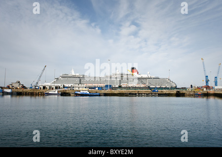 MS Queen Victoria (QV) in Southampton Docks. Queen Victoria ist das kleinste aller drei Cunard-Schiffe. Rufzeichen GBQV Stockfoto