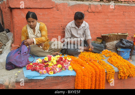 Ringelblume Girlande Verkäufer im Tempel auf dem Durbar Square in Kathmandu, Nepal Stockfoto