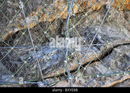 Drahtgeflecht enthalten Felsen und Steinen Herbst Stockfoto