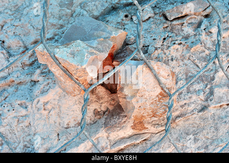 Drahtgeflecht enthalten Felsen und Steinen Herbst Stockfoto