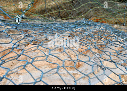 Drahtgeflecht enthalten Felsen und Steinen Herbst Stockfoto